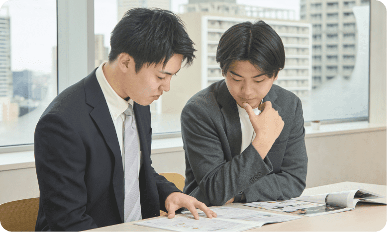 男性社員が2人で話し合っている様子