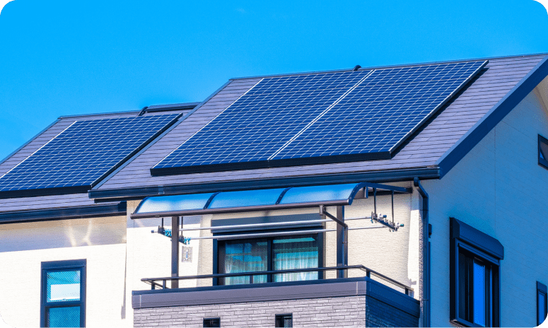ソーラーパネルがついた家の外観