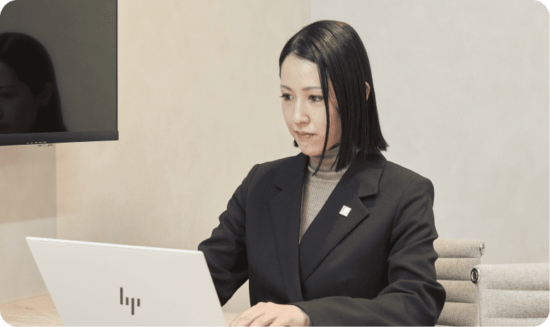 女性社員がパソコンに向かって作業している様子