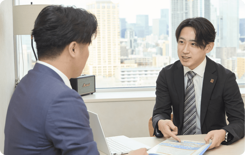 先輩社員と話をする木曽さん