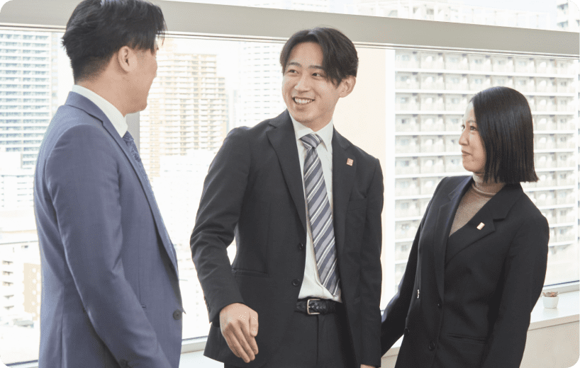 同僚同士で笑顔で話をする室井さん