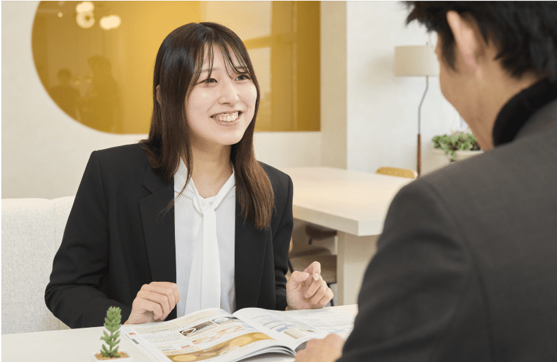 先輩社員とロープレする高橋さん