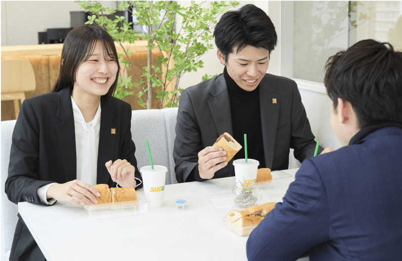 社員で楽しく休憩している様子