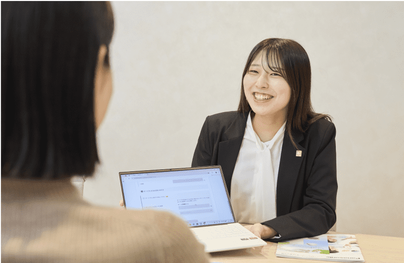 お客様に笑顔で説明をしている高橋さん