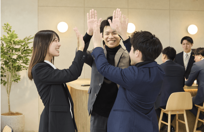 同僚や先輩と結果報告をしている様子