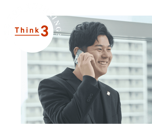 男性社員が笑顔で電話をしている様子